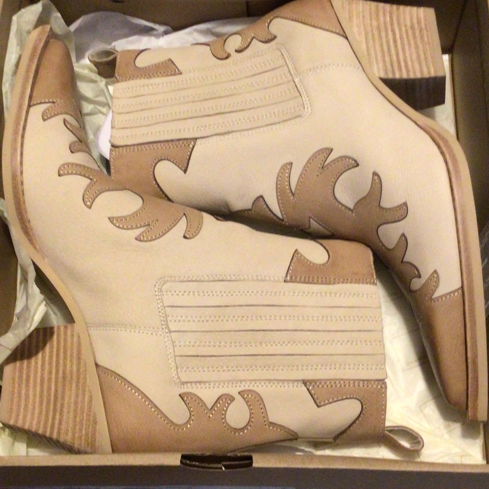 Dolce Vita Renia Boots in Desert Sand